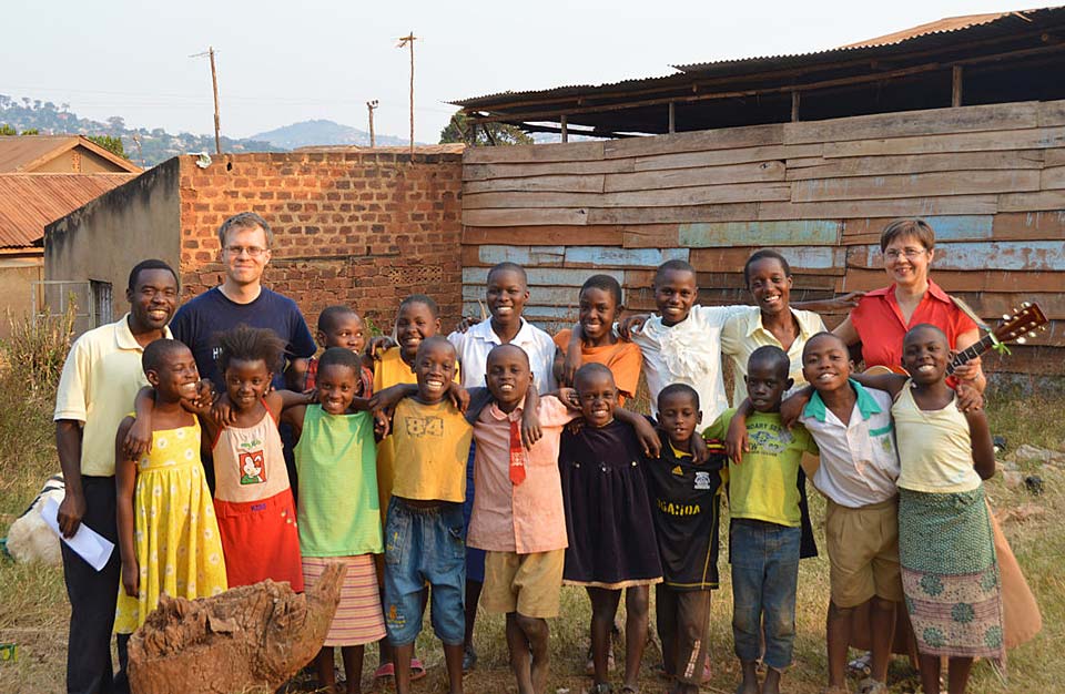 Der Afrinena-Kinderchor,
mit Chorleiter Frank (links) und unserem Musiker Alexander